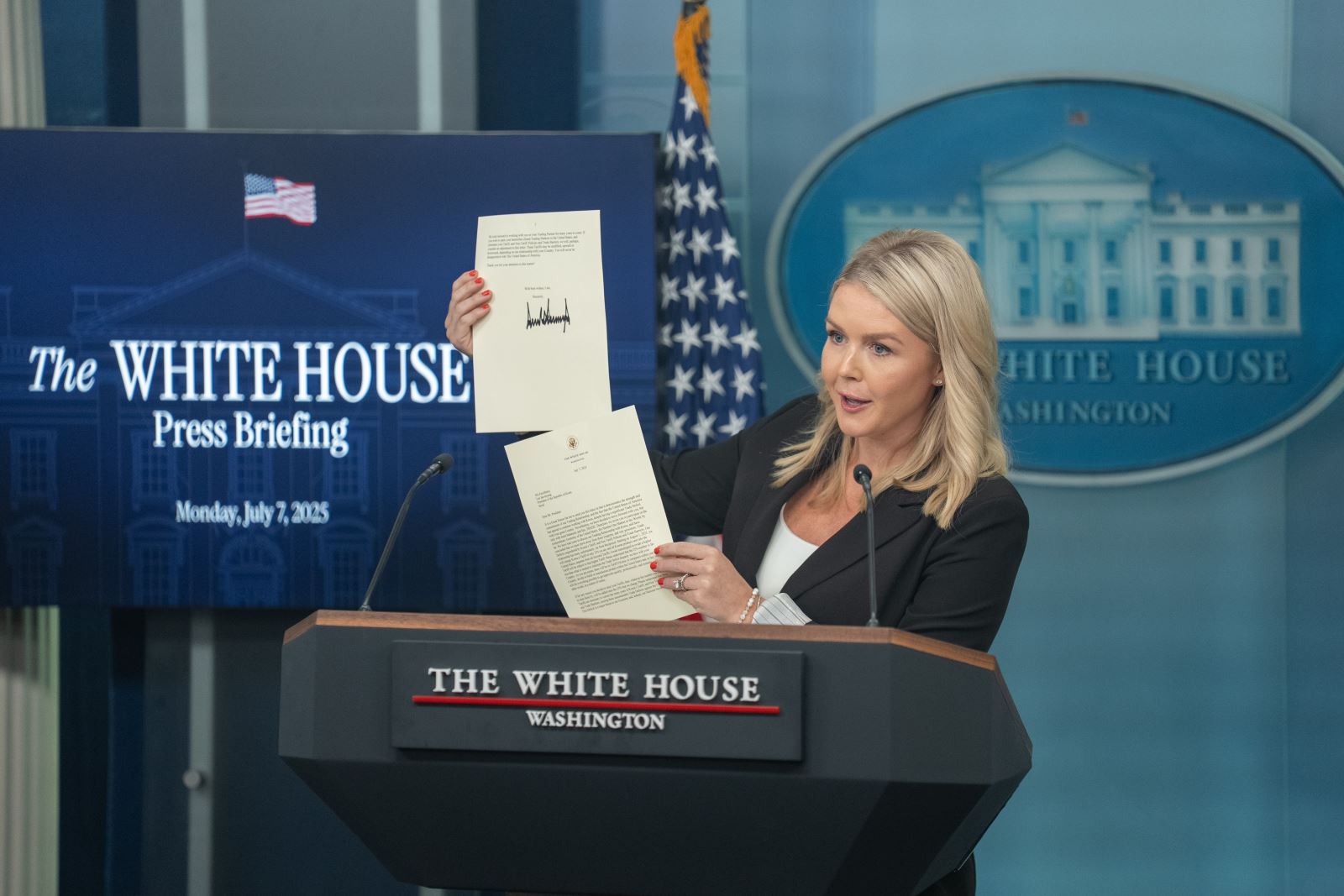 Trong cuộc họp báo tại Washington, D.C., ngày 7/7/2025, Thư ký báo chí Nhà Trắng Karoline Leavitt công bố bức thư của Tổng thống Donald Trump gửi tới Tổng thống Hàn Quốc, trong đó thông báo mức thuế quan đối với hàng nhập khẩu từ Hàn Quốc và Mỹ. Ảnh: THX/TTXVN