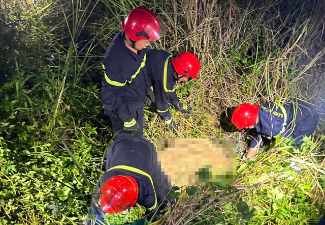 Lực lượng cứu hộ đưa thi thể nạn nhân ra khỏi khu vực gặp nạn (Ảnh: Cơ quan chức năng cung cấp).