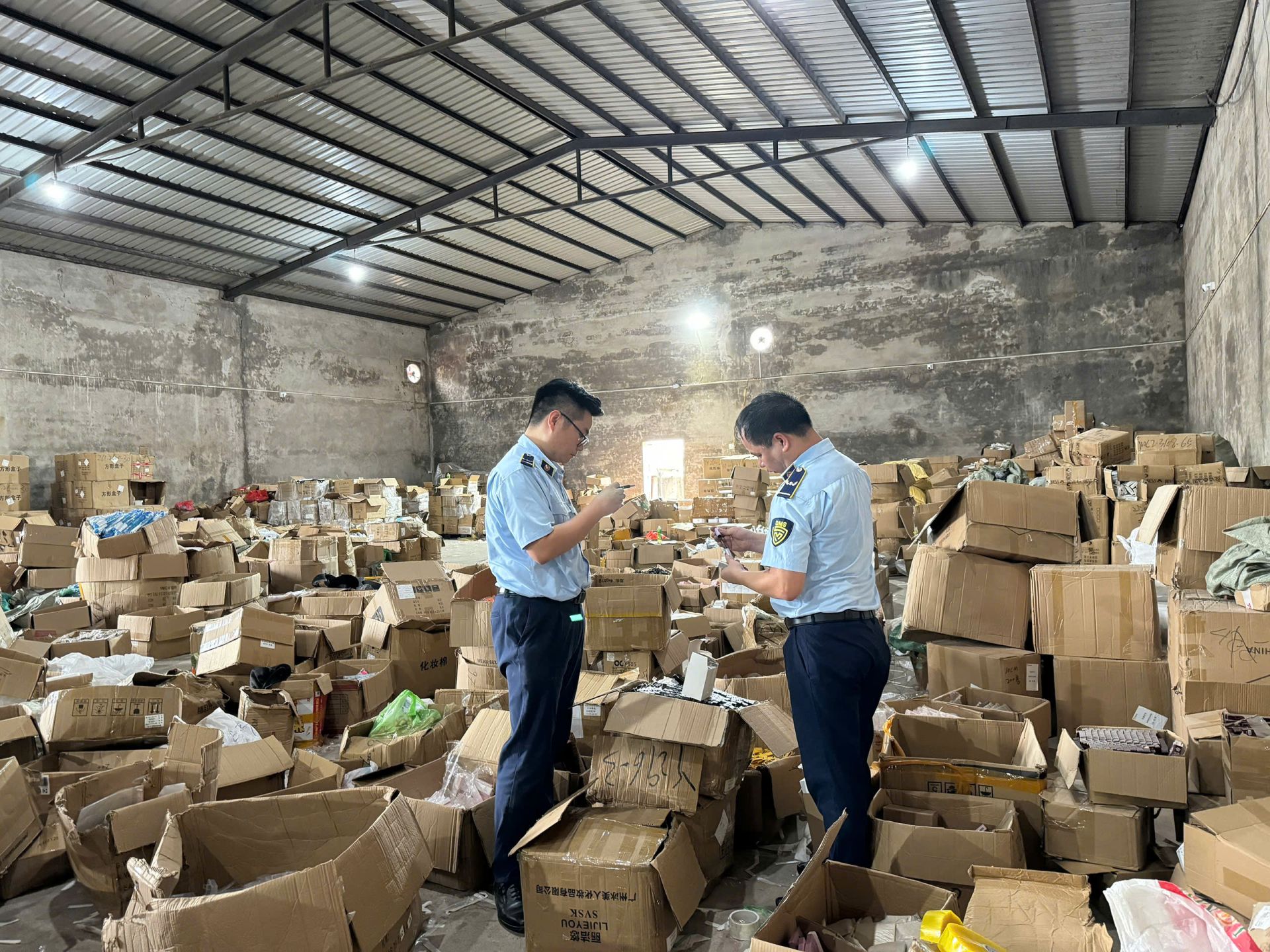 Lực lượng Quản lý thị trường tỉnh Quảng Ninh tại hiện trường kiểm tra Lực lượng Quản lý thị trường tỉnh Quảng Ninh tại hiện trường kiểm tra