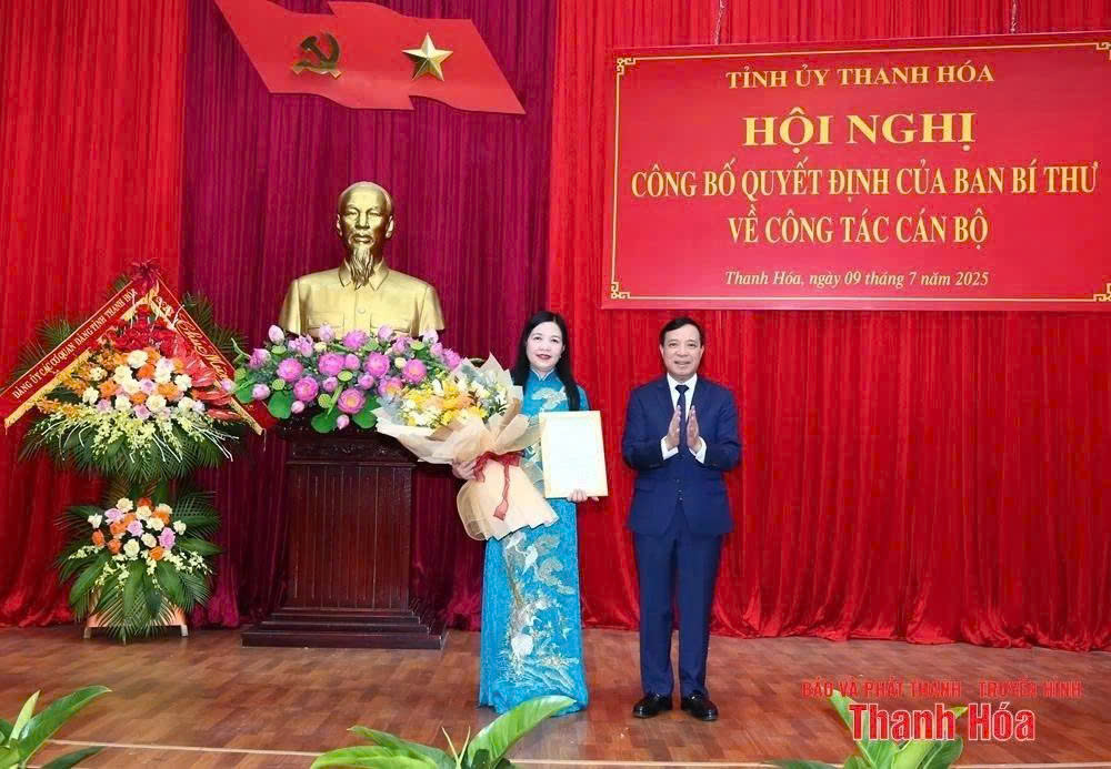 Ông Lại Thế Nguyên, Phó Bí thư Thường trực Tỉnh ủy, Chủ tịch HĐND tỉnh, Trưởng Đoàn ĐBQH tỉnh trao Quyết định và tặng hoa chúc mừng bà Phạm Thị Thanh Thủy . Ảnh Báo &PTTH Thanh Hóa.