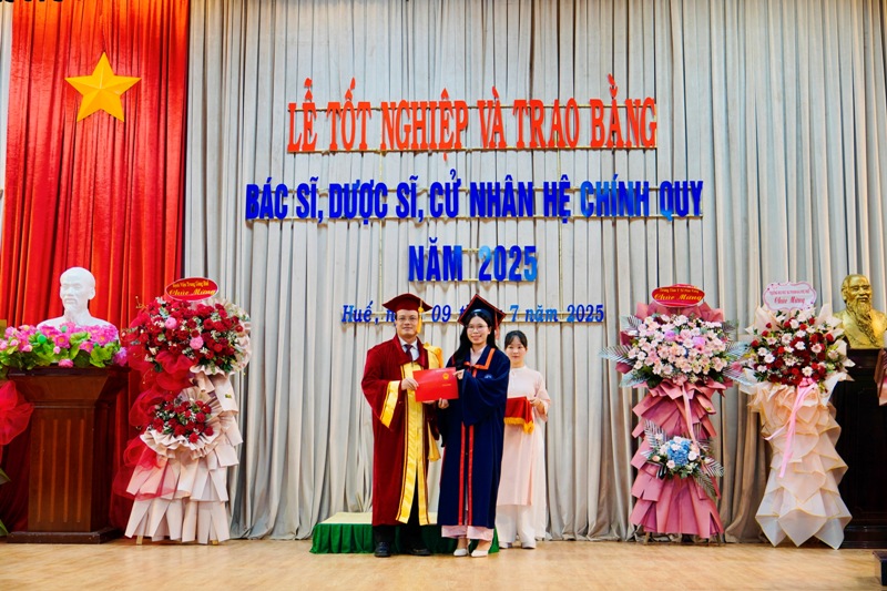 Trao bằng tốt nghiệp cho sinh viên Trao bằng tốt nghiệp cho sinh viên