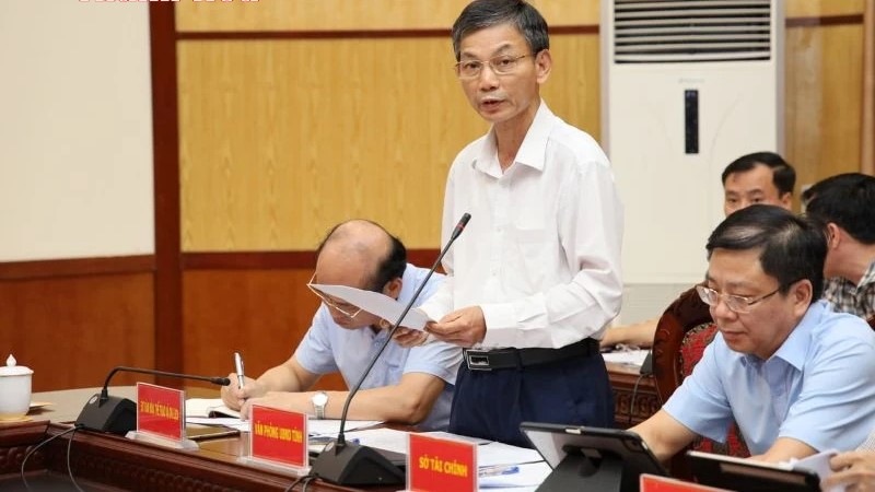 Đại diện văn phòng UBND tỉnh báo cáo tình hình kinh tế - xã hội 6 tháng đầu năm 2025.