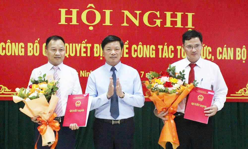 Đồng chí Đào Quang Khải trao quyết định bổ nhiệm các Phó Giám đốc Trung tâm.