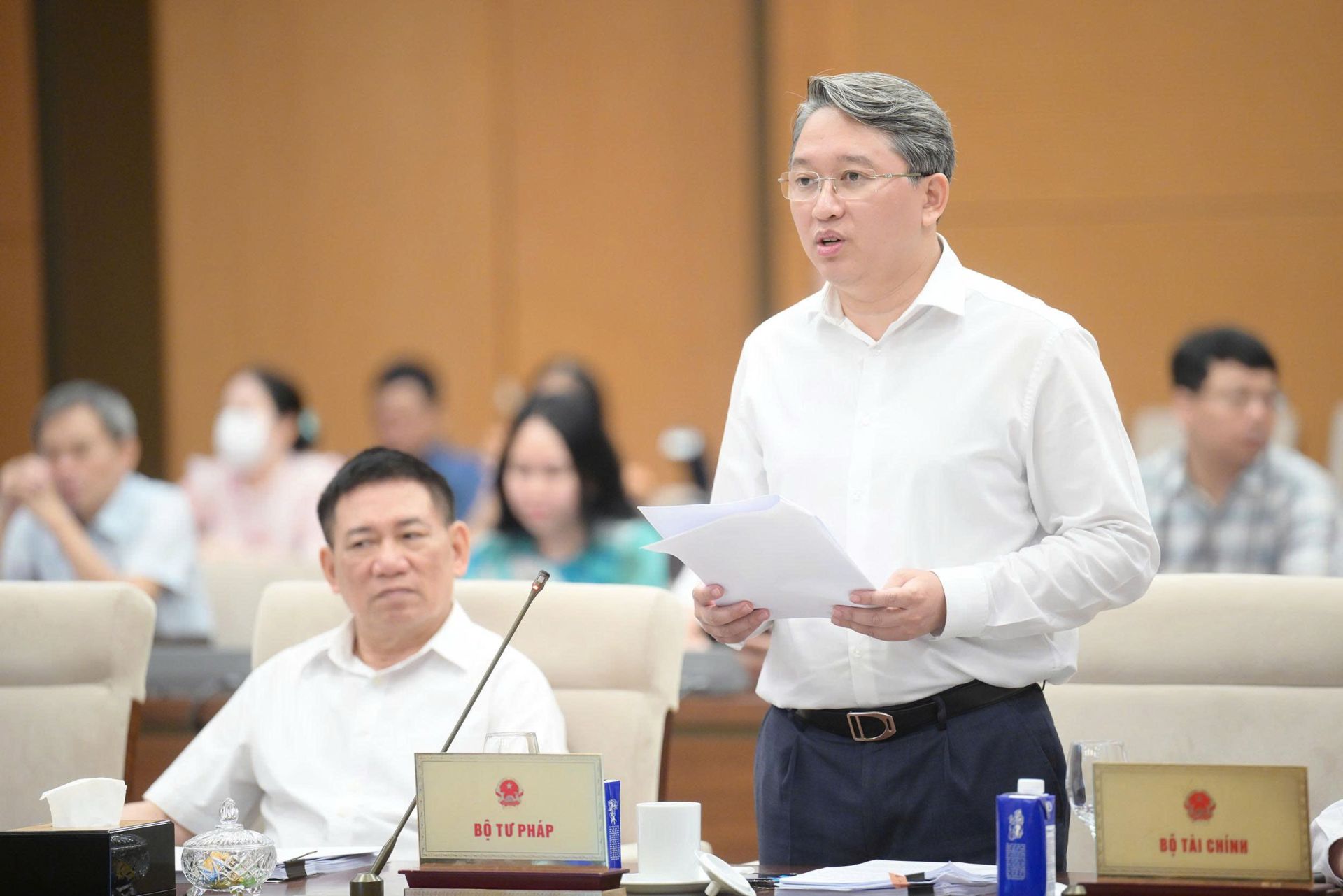 Bộ trưởng Bộ Tư pháp Nguyễn Hải Ninh trình bày Tờ trình