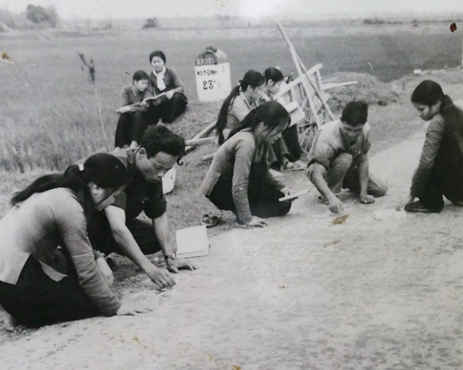 Học đánh vần bền đường. Ảnh: Tuổi trẻ. Học đánh vần bền đường. Ảnh: Tuổi trẻ.
