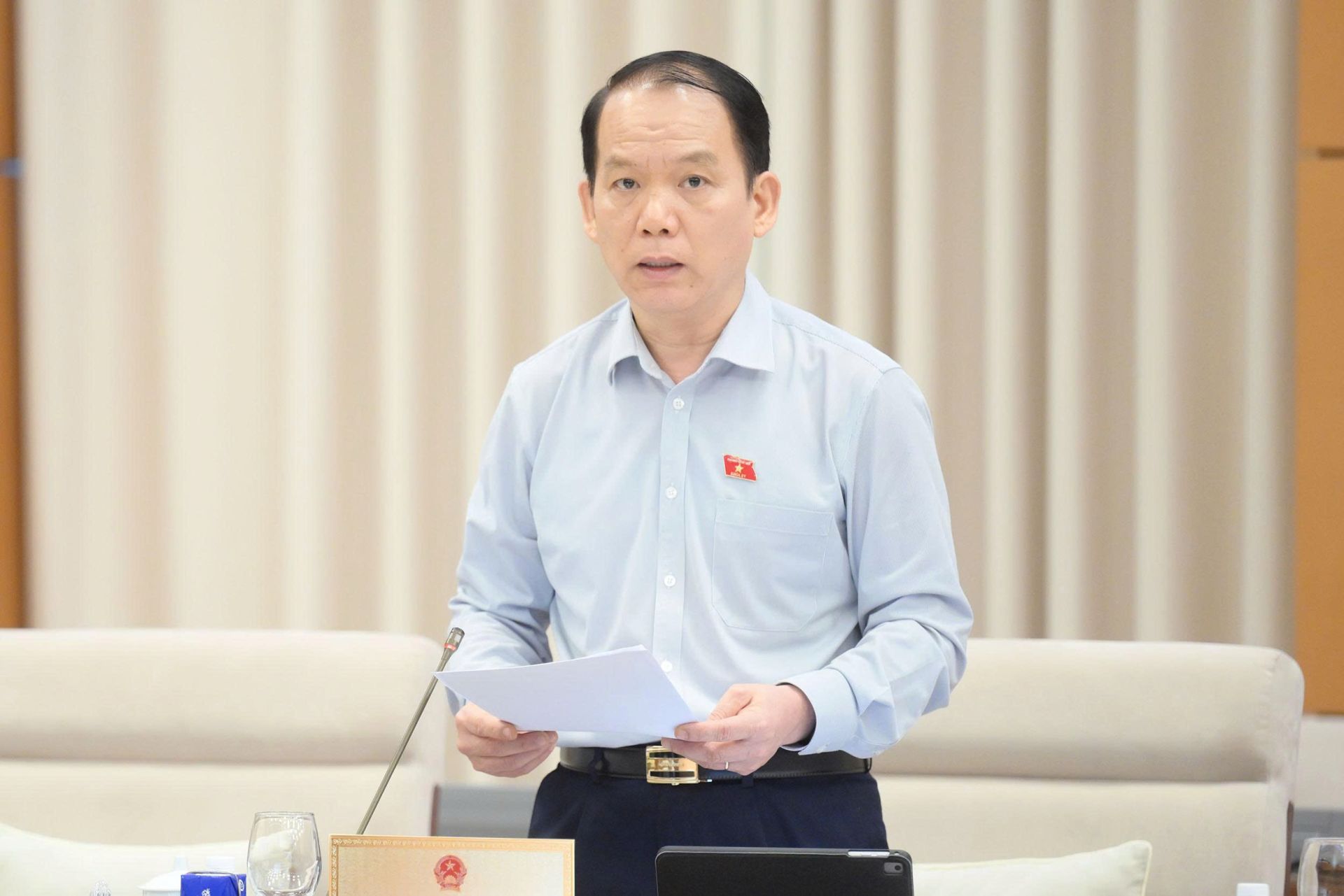 Chủ nhiệm Ủy ban Pháp luật và Tư pháp của Quốc hội Hoàng Thanh Tùng trình bày Báo cáo