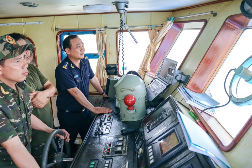 Ông Trần Mạnh Cường, Chi cục trưởng Chi cục Hải quan khu vực III kiểm tra tàu chuyên dụng của Đội Kiểm soát hải quan. Ảnh: Thái Bình