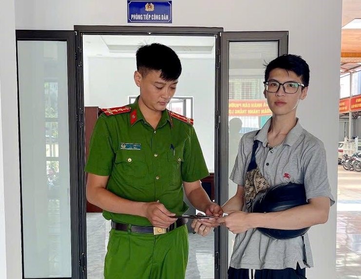 Công an phường Hải Dương (TP. Hải Phòng) trao trả tài sản cho anh Lê Minh Đức