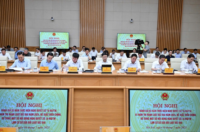 Thủ tướng đề nghị các đại biểu thảo luận, thống nhất, hoàn thiện Hồ sơ báo cáo Bộ Chính trị để trình Ban Chấp hành Trung ương về tiếp tục thực hiện Nghị quyết số 18-NQ/TW, trong đó, có đề xuất điều chỉnh một số quan điểm, nhiệm vụ, giải pháp làm cơ sở để đề xuất sửa đổi, bổ sung Luật Đất đai - Ảnh: VGP/Nhật Bắc Thủ tướng đề nghị các đại biểu thảo luận, thống nhất, hoàn thiện Hồ sơ báo cáo Bộ Chính trị để trình Ban Chấp hành Trung ương về tiếp tục thực hiện Nghị quyết số 18-NQ/TW, trong đó, có đề xuất điều chỉnh một số quan điểm, nhiệm vụ, giải pháp làm cơ sở để đề xuất sửa đổi, bổ sung Luật Đất đai - Ảnh: VGP/Nhật Bắc