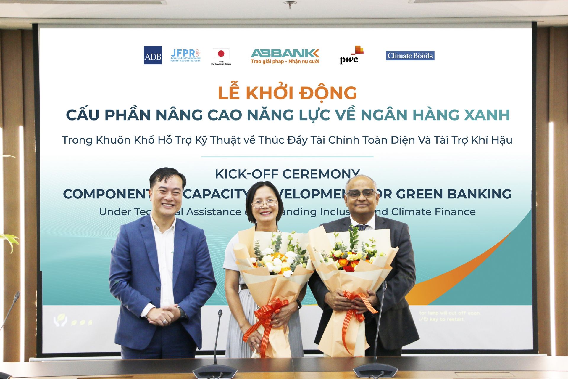 Đại diện ABBANK, ông Phạm Duy Hiếu – Tổng Giám đốc tặng hoa cho Lãnh đạo các đối tác là ông Shantanu Chakraborty – Giám đốc Quốc gia của ADB tại Việt Nam và bà Đinh Thị Quỳnh Vân - Chủ tịch Công ty TNHH PwC Việt Nam Đại diện ABBANK, ông Phạm Duy Hiếu – Tổng Giám đốc tặng hoa cho Lãnh đạo các đối tác là ông Shantanu Chakraborty – Giám đốc Quốc gia của ADB tại Việt Nam và bà Đinh Thị Quỳnh Vân - Chủ tịch Công ty TNHH PwC Việt Nam