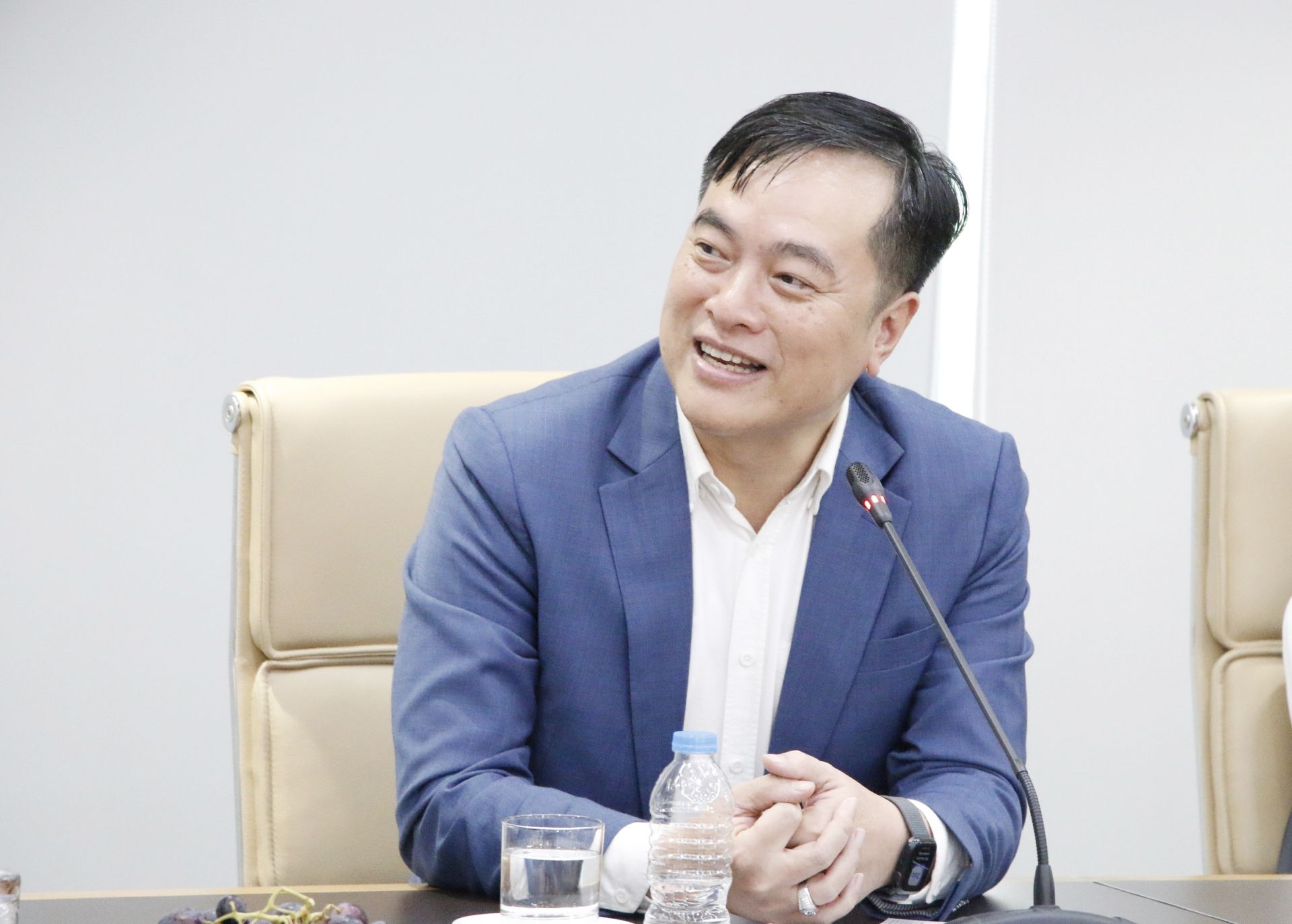 Đáp lại, ông Phạm Duy Hiếu – Tổng Giám đốc ABBANK cũng cho biết, Ngân hàng sẽ từng bước hoàn thiện khung năng lực ngân hàng xanh, từ đó tạo nền tảng vững chắc để mở rộng hợp tác với các định chế tài chính quốc tế, các đối tác có cùng định hướng phát triển xanh và bền vững trong tương lai Đáp lại, ông Phạm Duy Hiếu – Tổng Giám đốc ABBANK cũng cho biết, Ngân hàng sẽ từng bước hoàn thiện khung năng lực ngân hàng xanh, từ đó tạo nền tảng vững chắc để mở rộng hợp tác với các định chế tài chính quốc tế, các đối tác có cùng định hướng phát triển xanh và bền vững trong tương lai