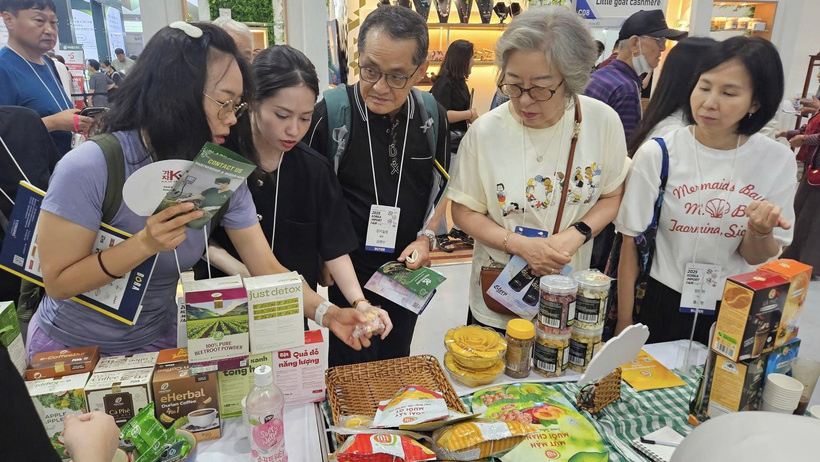 Khách hàng Hàn Quốc tỏ ra bất ngờ và thích thú khi biết bánh tráng không cần nhúng nước vẫn có thể dùng ngay. Đây là sản phẩm vừa tiện lợi, vừa giữ nguyên nét truyền thống của Việt Nam