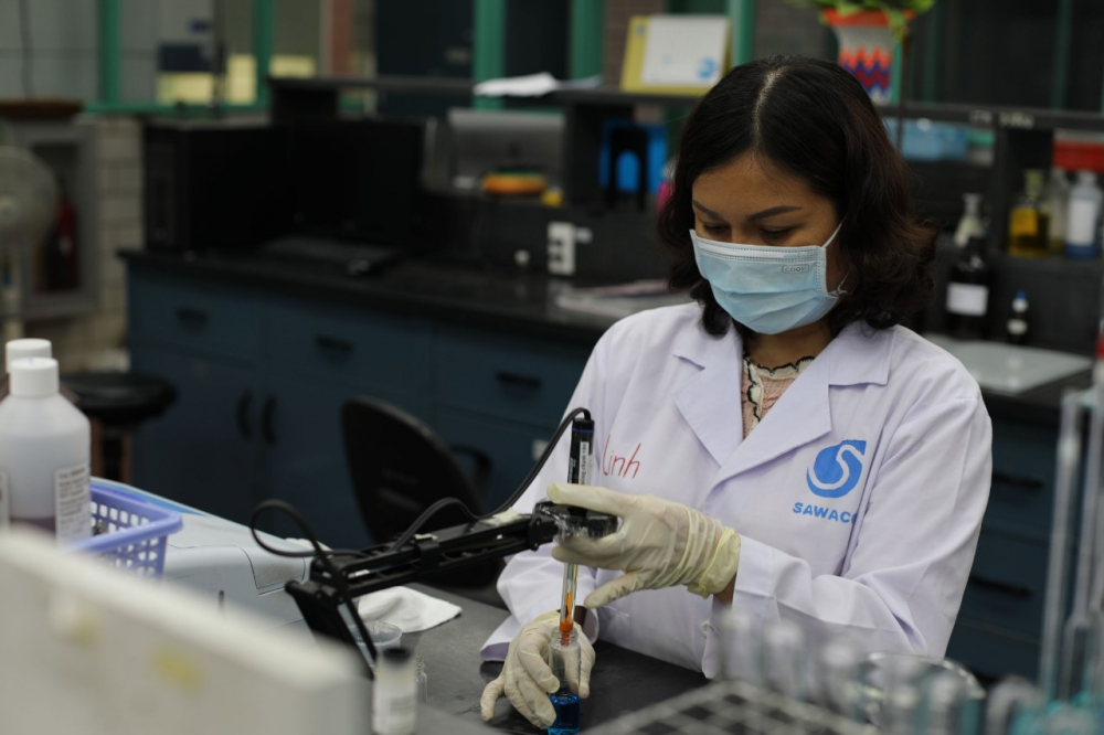 Chuyên viên kiểm nghiệm của Phòng Quản lý chất lượng nước Tổng công ty cấp nước Sài Gòn cần mẫn làm việc để đảm bảo nguồn nước cung cấp đến người dân thành phố liên an toàn - Ảnh: Bích Đinh