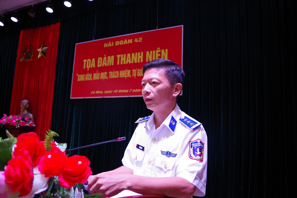 Thượng tá Vũ Đình Ngà, UVBTV, Phó Chính uỷ Hải đoàn 42 phát biểu kết luận toạ đàm