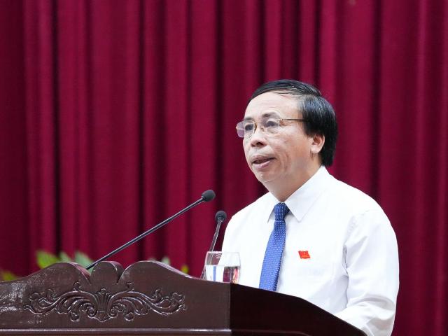 Giám đốc Sở Công Thương Phạm Văn Hóa trả lời chất vấn về thực trạng và giải pháp chống hàng giả, hàng kém chất lượng và thực phẩm bẩn.