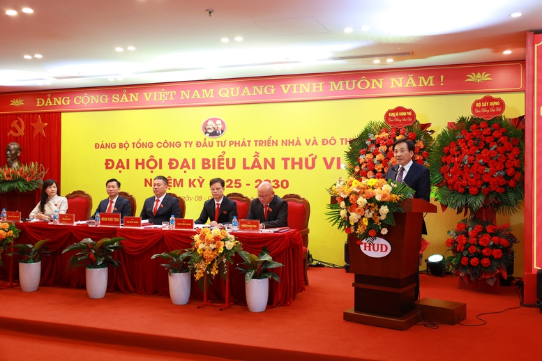 Ủy viên Trung ương Đảng, Phó Bí thư Đảng ủy Chính phủ; Bộ trưởng, Chủ nhiệm Văn phòng Chính phủ Trần Văn Sơn chỉ đạo tại Đại hội. Ảnh: VGP/PT