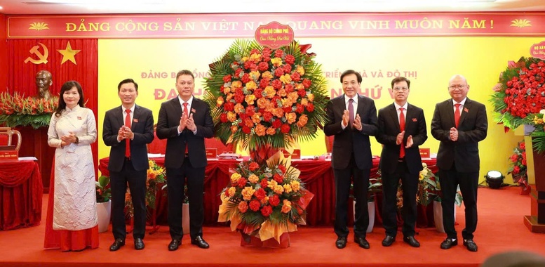 Bộ trưởng, Chủ nhiệm Văn phòng Chính phủ Trần Văn Sơn trao tặng hoa của Đảng bộ Chính phủ chúc mừng Đại hội Ảnh: VGP/PT
