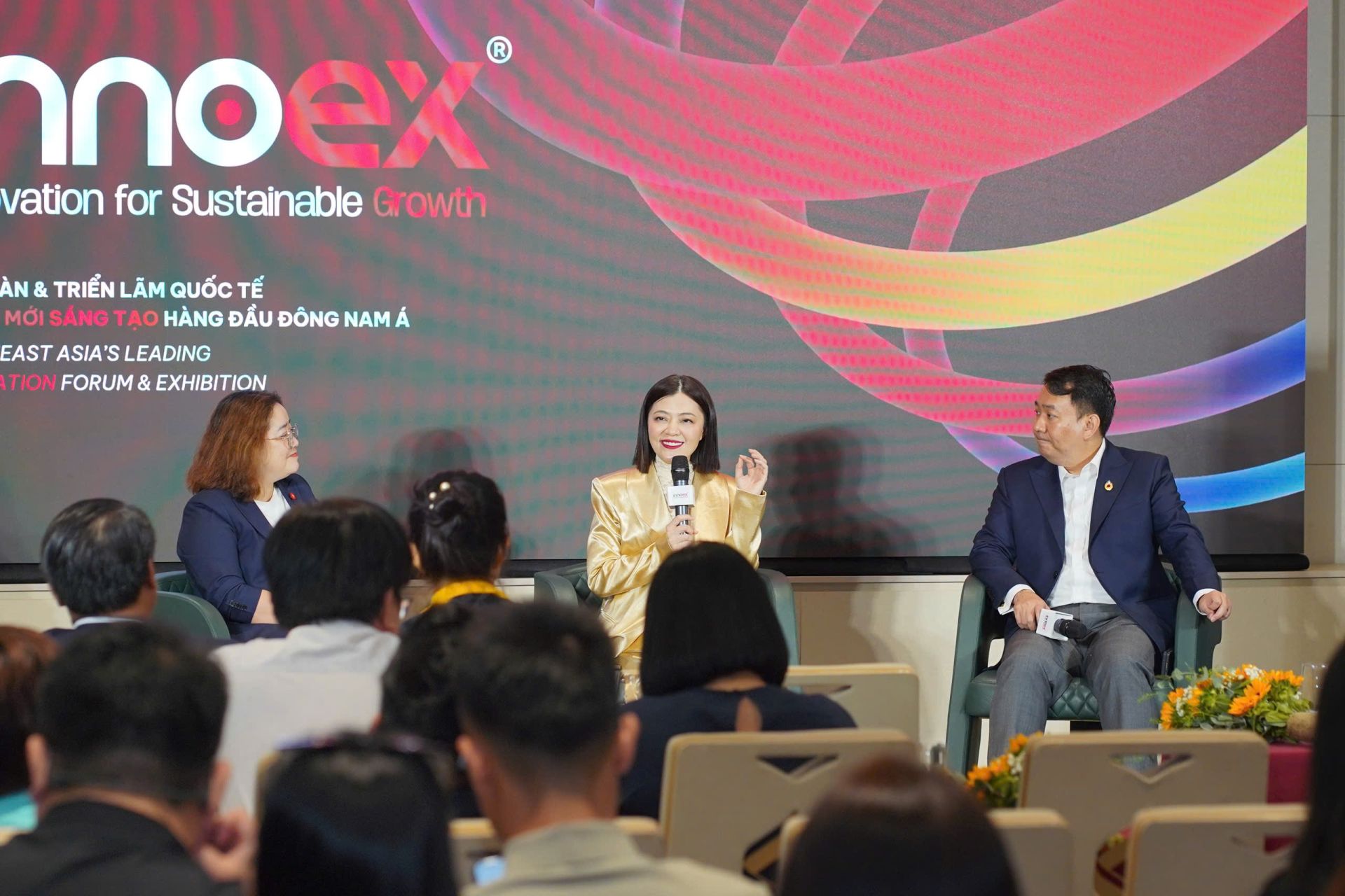 Bà Trương Lý Hoàng Phi, trưởng ban tổ chức InnoEx 2025, chia sẻ tại buổi khai mạc