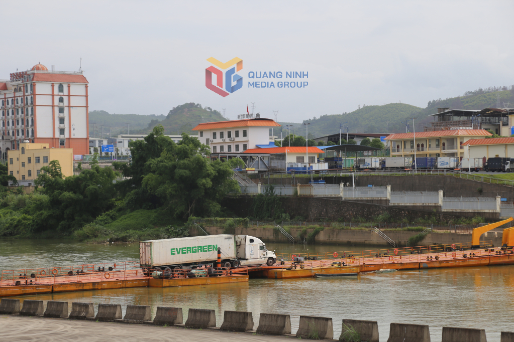 Xuất khẩu hàng nông sản sang Trung Quốc qua Lối mở cầu phao tạm Km3+4, phường Móng Cái 3, tỉnh Quảng Ninh.