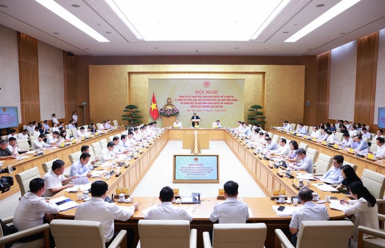 Thủ tướng yêu cầu cơ quan chủ trì tổng hợp một số nội dung làm cơ sở để các cơ quan bổ sung, hoàn thiện Hồ sơ trình Bộ Chính trị. Trong đó, khẳng định Nghị quyết số 18-NQ/TW là cơ sở chính trị để tiếp tục hoàn thiện và thực thi hiệu quả chính sách pháp luật về đất đai trong thời gian tới - Ảnh: VGP/Nhật Bắc