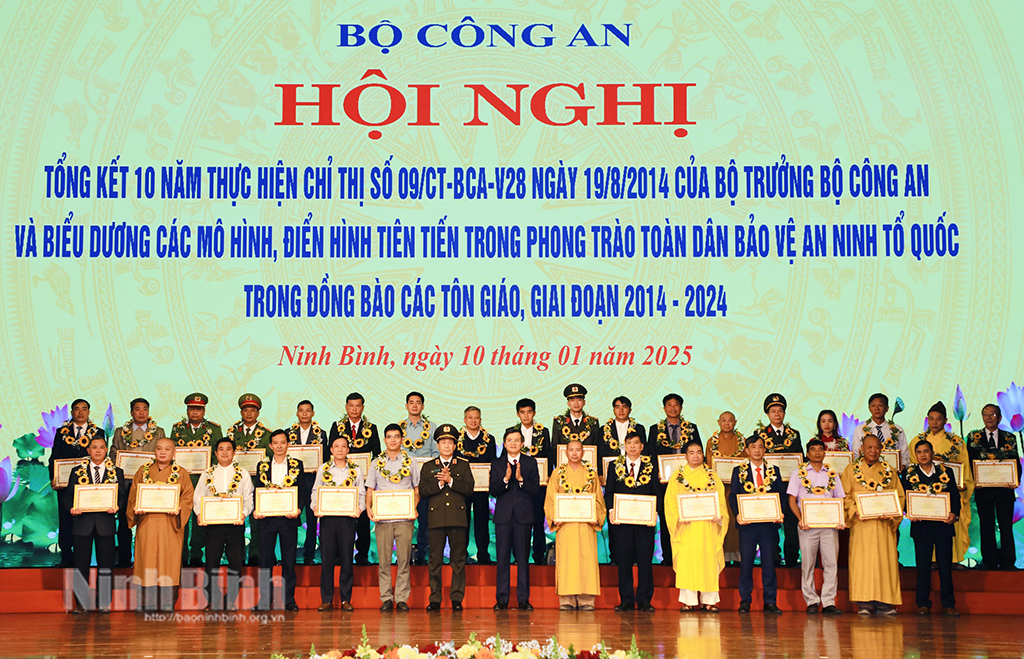 Lãnh đạo Bộ Công an và lãnh đạo tỉnh Ninh Bình trao Bằng khen của Bộ Công an cho các tập thể có thành tích xuất sắc trong phong trào Toàn dân bảo vệ an ninh Tổ quốc trong đồng bào các tôn giáo, giai đoạn 2014-2024