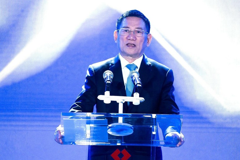 Phó Thủ tướng Hồ Đức Phớc khẳng định, Chính phủ cam kết sát cánh, đồng hành với các nhà đầu tư trong và ngoài nước để hiện thực hóa khát vọng phát triển bền vững. Phó Thủ tướng Hồ Đức Phớc khẳng định, Chính phủ cam kết sát cánh, đồng hành với các nhà đầu tư trong và ngoài nước để hiện thực hóa khát vọng phát triển bền vững.