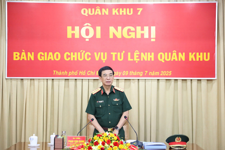 Đại tướng Phan Văn Giang chủ trì Hội nghị bàn giao chức vụ Tư lệnh Quân khu 7