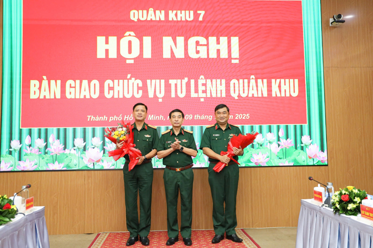 Đại tướng Phan Văn Giang, Bộ trưởng Bộ Quốc phòng, tặng hoa chúc mừng Trung tướng Nguyễn Trường Thắng và Thiếu tướng Lê Xuân Thế. Ảnh: Lê Tiến Đại tướng Phan Văn Giang, Bộ trưởng Bộ Quốc phòng, tặng hoa chúc mừng Trung tướng Nguyễn Trường Thắng và Thiếu tướng Lê Xuân Thế. Ảnh: Lê Tiến