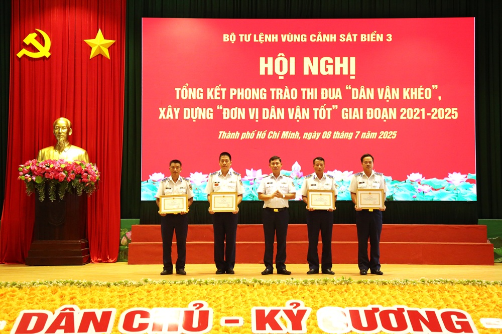 Thiếu tướng Ngô Bình Minh, Tư lệnh Vùng Cảnh sát biển 3 trao thưởng cho các tập thể có thành tích xuất sắc trong thực hiện phong trao dân vận 2021 -2025