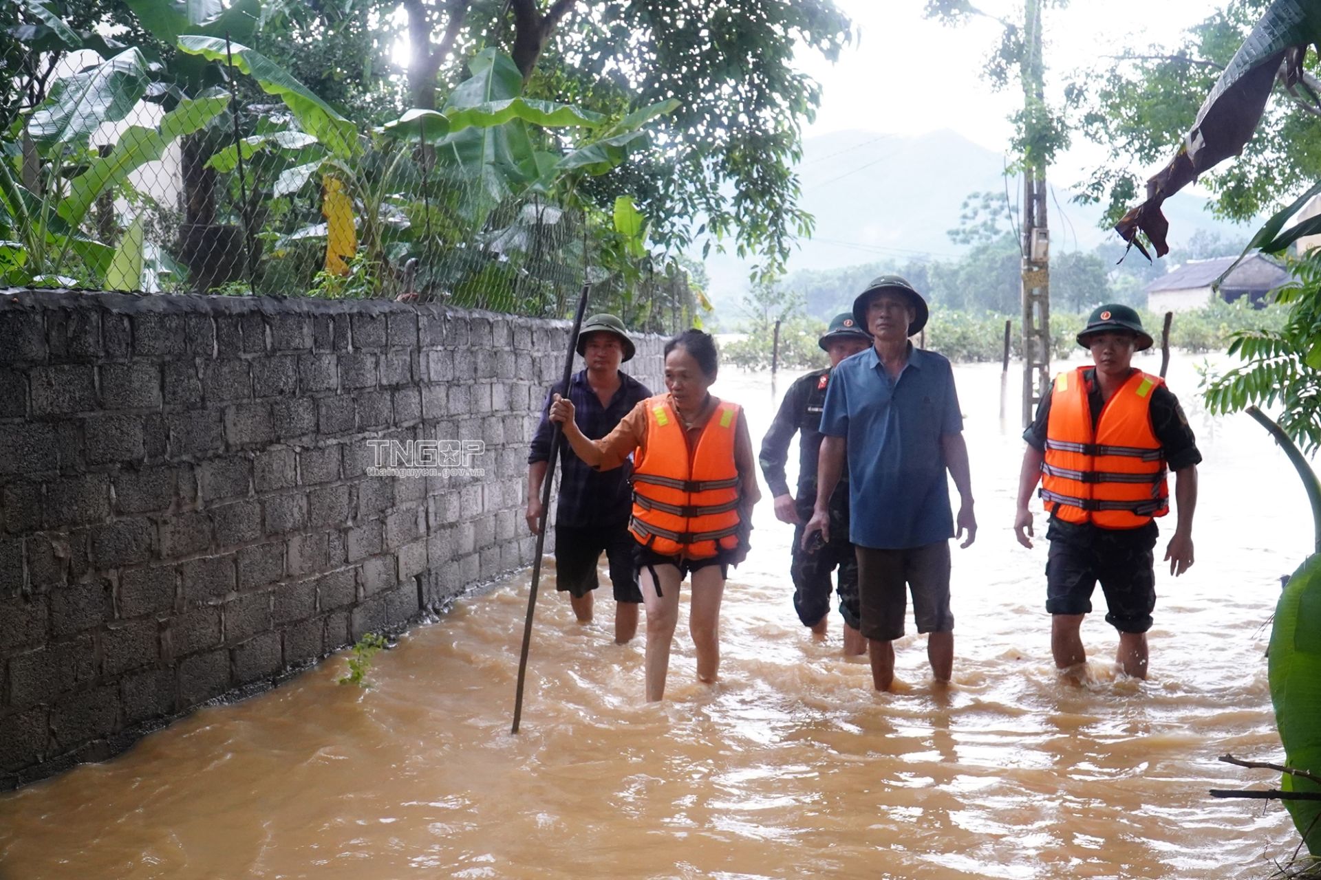 Lực lượng chức năng di dời người dân xã Nam Hòa, Đồng Hỷ (cũ) ra khỏi vùng ngập sâu nguy hiểm Lực lượng chức năng di dời người dân xã Nam Hòa, Đồng Hỷ (cũ) ra khỏi vùng ngập sâu nguy hiểm