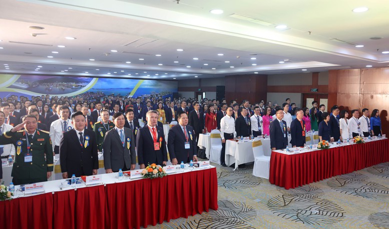 Các đại biểu thực hiện nghi thức chào cờ tại Đại hội - Ảnh: VGP/Đức Tuân