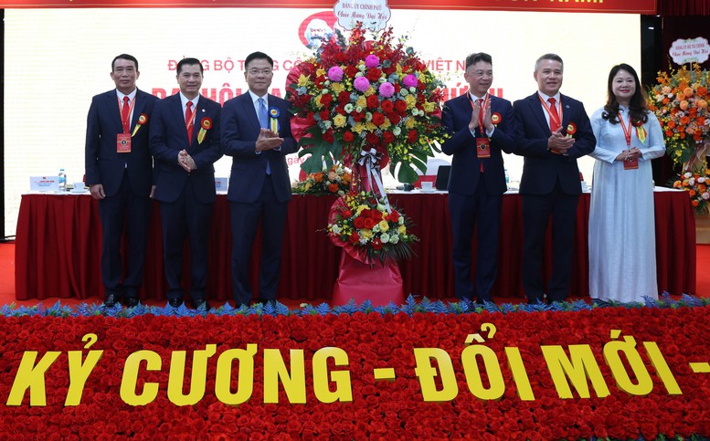 Phó Thủ tướng Lê Thành Long tặng hoa chúc mừng Đại hội Đảng bộ lần thứ VII, nhiệm kỳ 2025-2030 của Tổng công ty Hàng hải Việt Nam - Ảnh: VGP/Đức Tuân