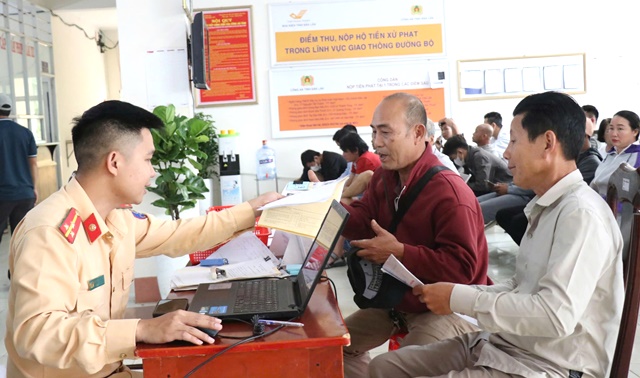 Người dân làm thủ tục hành chính tại Phòng CSGT - Công an tỉnh Đắk Lắk Người dân làm thủ tục hành chính tại Phòng CSGT - Công an tỉnh Đắk Lắk