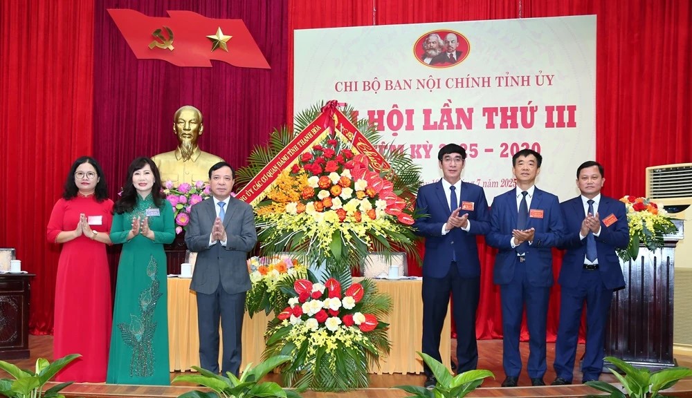 Lại Thế Nguyên, Phó Bí thư Thường trực Tỉnh ủy, Chủ tịch HĐND tỉnh, Trưởng Đoàn ĐBQH tỉnh, Bí thư Đảng ủy các cơ quan Đảng tỉnh cùng các đồng chí lãnh đạo tỉnh tặng hoa chúc mừng Đại hội. Lại Thế Nguyên, Phó Bí thư Thường trực Tỉnh ủy, Chủ tịch HĐND tỉnh, Trưởng Đoàn ĐBQH tỉnh, Bí thư Đảng ủy các cơ quan Đảng tỉnh cùng các đồng chí lãnh đạo tỉnh tặng hoa chúc mừng Đại hội.