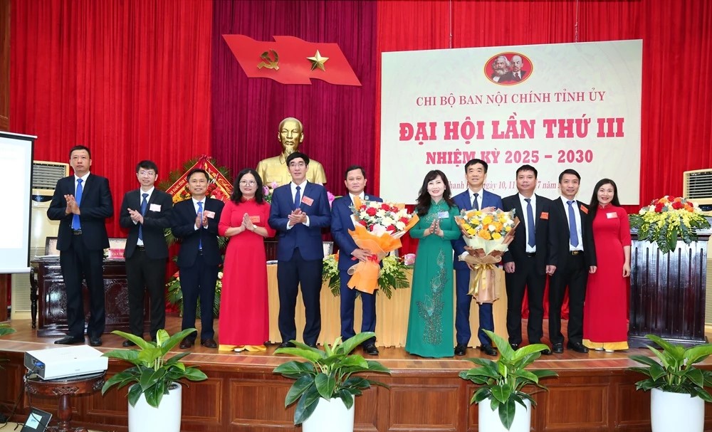 Các đồng chí: Nguyễn Ngọc Tiến, Ủy viên Ban Thường vụ, Trưởng Ban Nội chính Tỉnh ủy; Đinh Thị Thanh Hà, Phó Bí thư Đảng ủy các cơ quan Đảng tỉnh tặng hoa chúc mừng Ban Chấp hành Chi bộ khoá III và Đoàn đại biểu dự Đại hội đại biểu cấp trên. Các đồng chí: Nguyễn Ngọc Tiến, Ủy viên Ban Thường vụ, Trưởng Ban Nội chính Tỉnh ủy; Đinh Thị Thanh Hà, Phó Bí thư Đảng ủy các cơ quan Đảng tỉnh tặng hoa chúc mừng Ban Chấp hành Chi bộ khoá III và Đoàn đại biểu dự Đại hội đại biểu cấp trên.