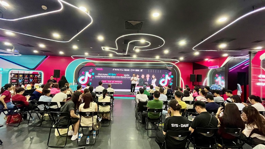 KOC LinhDLOF chia sẻ về những khó khăn và kinh nghiệm vượt qua trong thời gian đầu khi bước vào con đường livestream bán hàng tại sự kiện KOC LinhDLOF chia sẻ về những khó khăn và kinh nghiệm vượt qua trong thời gian đầu khi bước vào con đường livestream bán hàng tại sự kiện