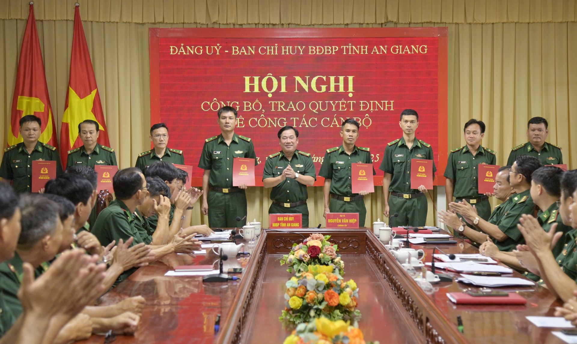 Đại tá Nguyễn Văn Hiệp, Phó Chính ủy Bộ Chỉ huy Quân sự tỉnh An Giang, Chính ủy Ban Chỉ huy Bộ đội Biên phòng tỉnh trao quyết định cho các đồng chí
