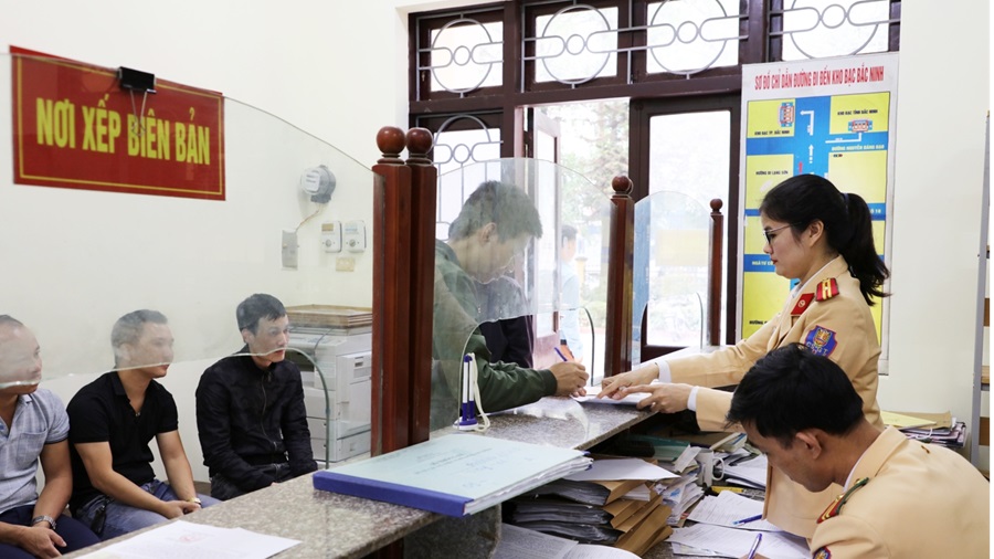17 điểm tiếp nhận hồ sơ cấp đổi, cấp lại Giấy phép lái xe tại Công an các xã, phường sau sáp nhập