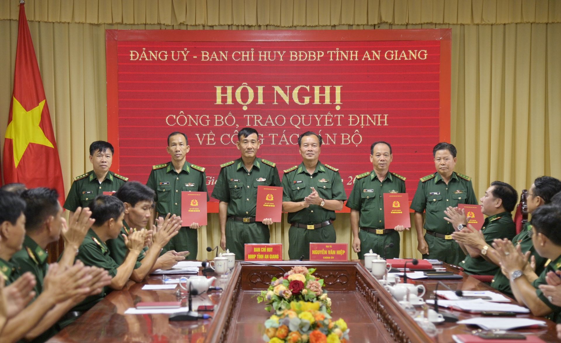 Đại tá Lê Hoàng Việt, Phó Chính ủy Ban Chỉ huy Bộ đội Biên phòng tỉnh trao quyết định cho các đồng chí