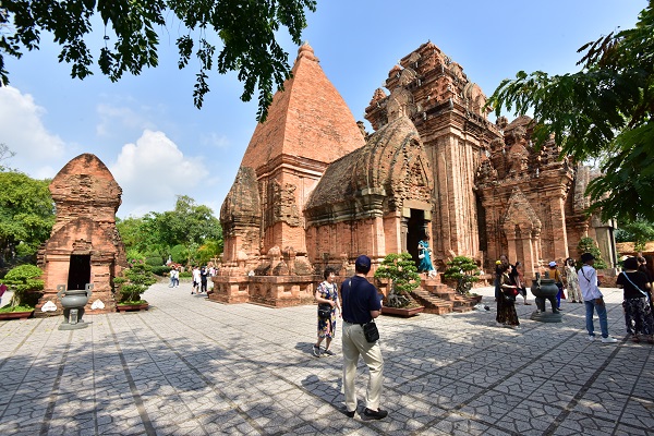 Cận cảnh mặt phía trước Tháp Bà Ponagar