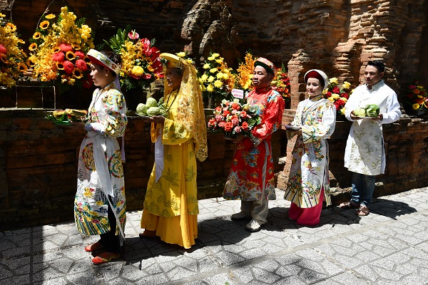 Một đoàn (Đạo Mẫu) vào dâng hương tại Tháp Bà Ponagar trong Lễ hội Tháp Bà Ponagar năm 2025