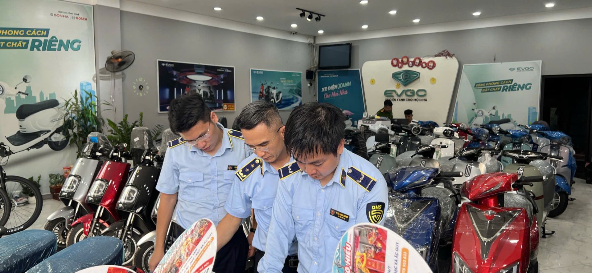 Lực lượng chức năng kiểm tra cửa hàng xe điện của ông Lê Văn Kiên Lực lượng chức năng kiểm tra cửa hàng xe điện của ông Lê Văn Kiên