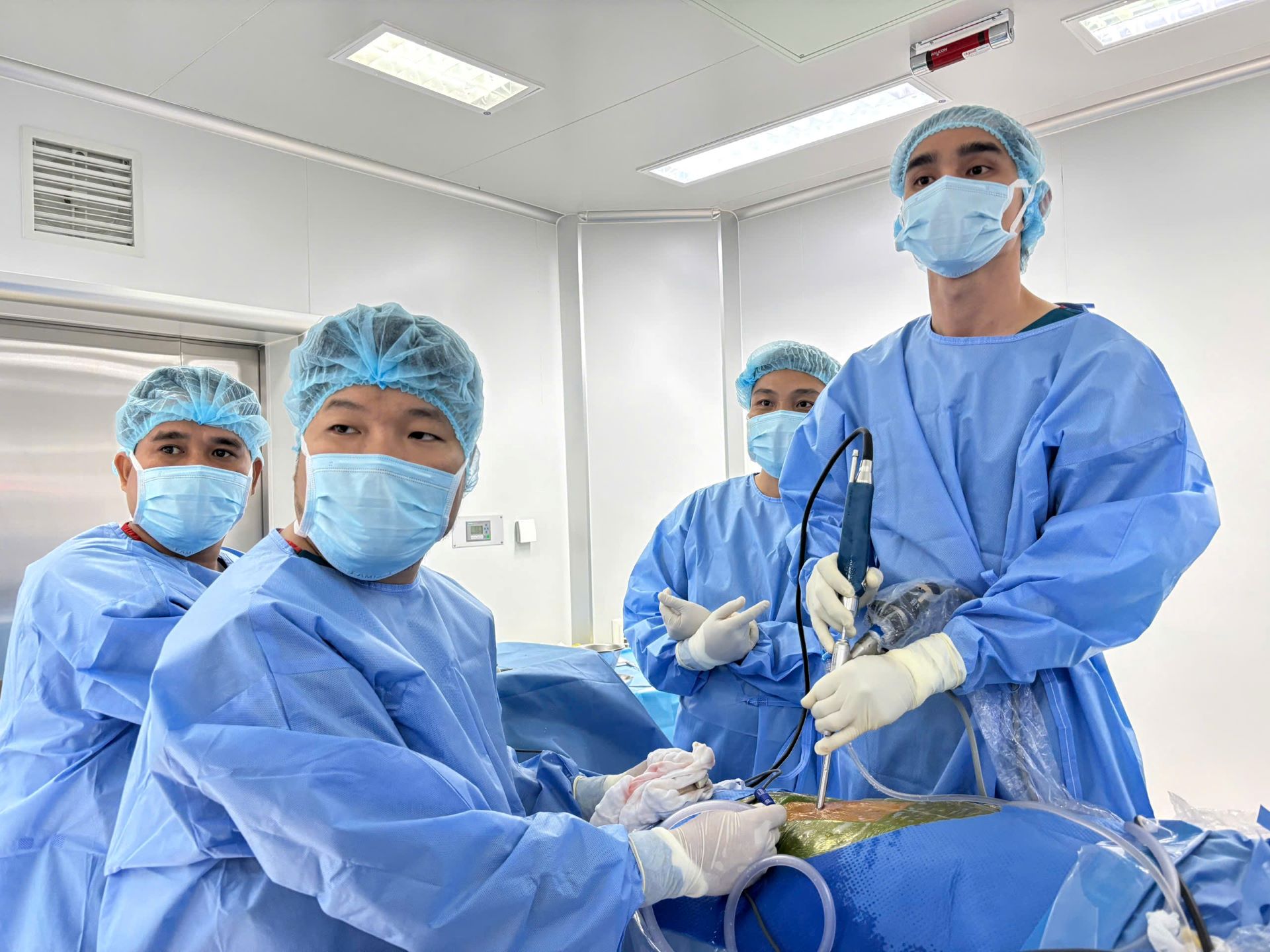 Bước tiến mới của y tế tuyến đảo: Vinmec Phú Quốc điều trị hẹp ống sống cho bệnh nhân cao tuổi bằng kỹ thuật nội soi hiện đại