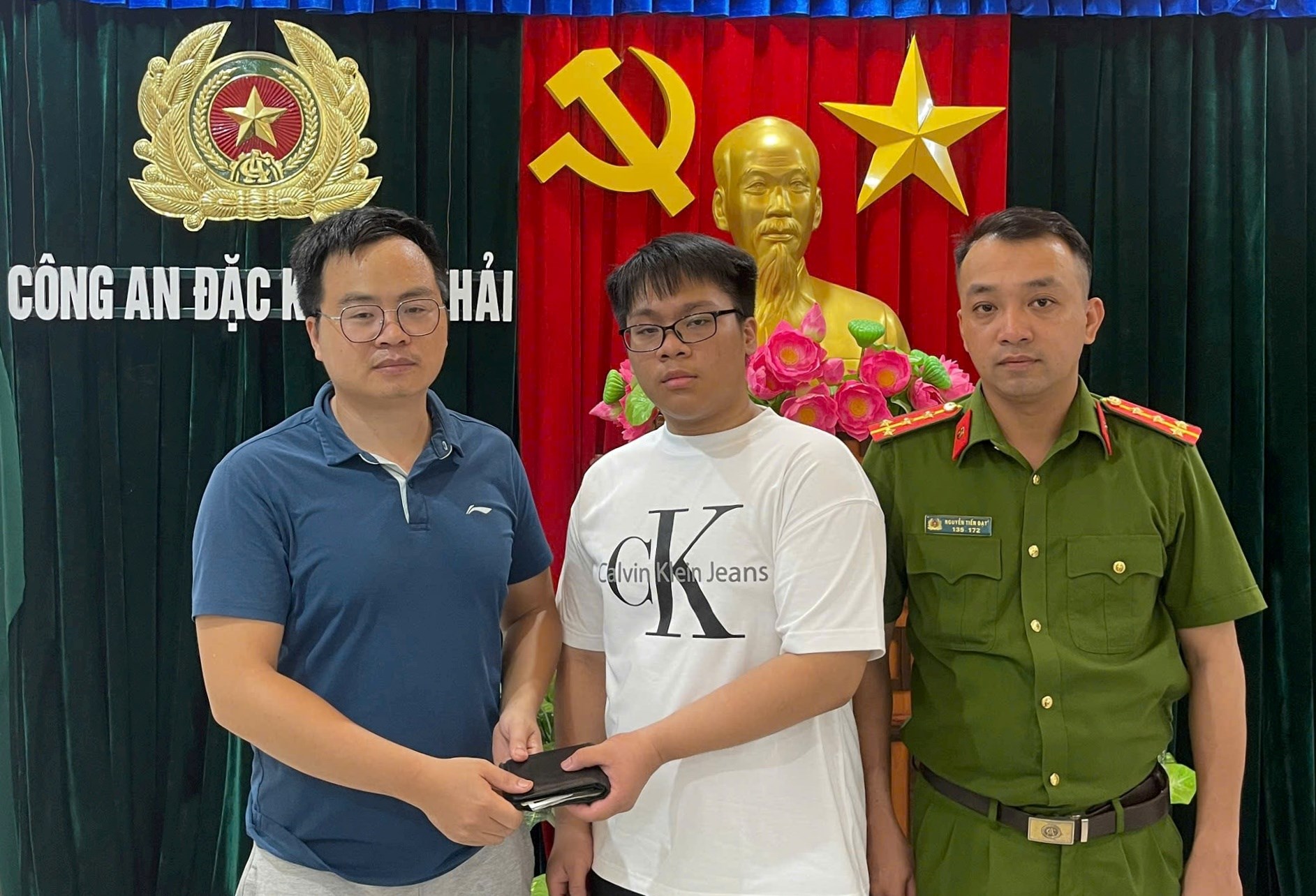 Du khách Nguyễn Quang Nguyệt nhận lại tài sản tại Công an đặc khu Cát Hải Du khách Nguyễn Quang Nguyệt nhận lại tài sản tại Công an đặc khu Cát Hải