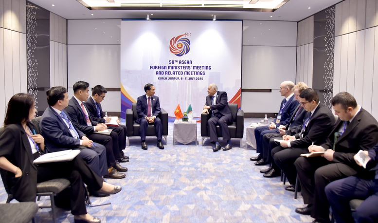 Phó Thủ tướng, Bộ trưởng Ngoại giao Bùi Thanh Sơn trao đổi với Bộ trưởng Ngoại giao Algeria Ahmed Attaf Phó Thủ tướng, Bộ trưởng Ngoại giao Bùi Thanh Sơn trao đổi với Bộ trưởng Ngoại giao Algeria Ahmed Attaf