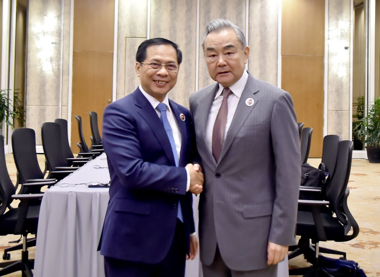 Phó Thủ tướng, Bộ trưởng Ngoại giao Bùi Thanh Sơn và Bộ trưởng Ngoại giao Trung Quốc Vương Nghị Phó Thủ tướng, Bộ trưởng Ngoại giao Bùi Thanh Sơn và Bộ trưởng Ngoại giao Trung Quốc Vương Nghị