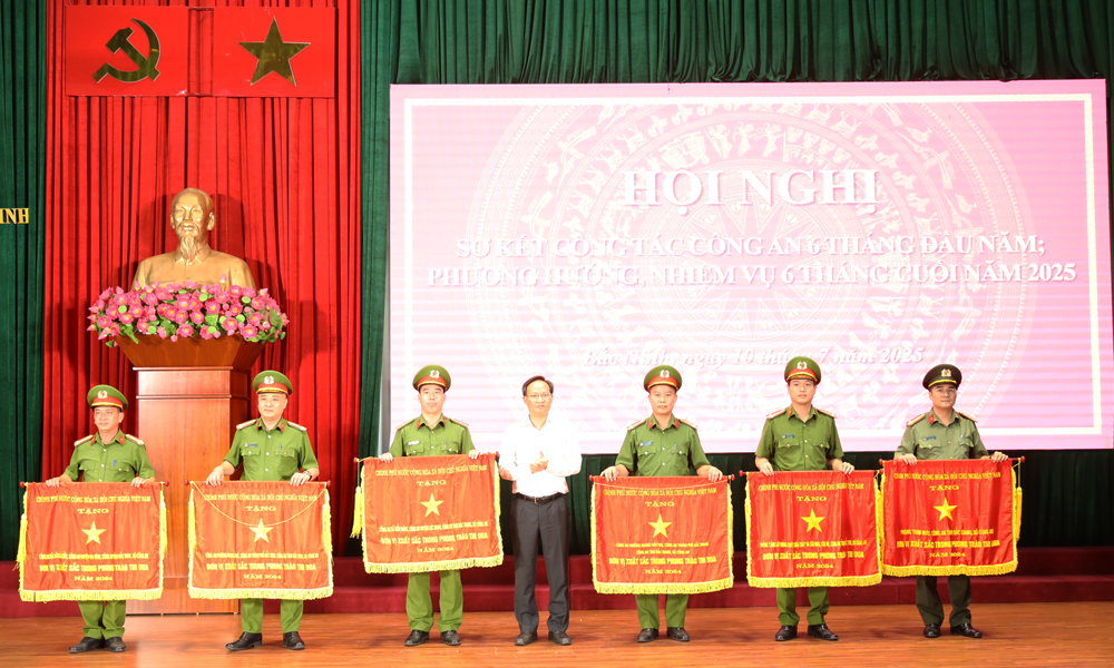 Thừa ủy quyền của Thủ tướng Chính phủ, đồng chí Phạm Văn Thịnh trao Cờ thi đua cho các tập thể. Thừa ủy quyền của Thủ tướng Chính phủ, đồng chí Phạm Văn Thịnh trao Cờ thi đua cho các tập thể.