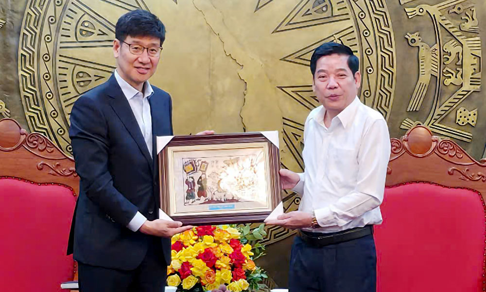 Đồng chí Nguyễn Văn Gấu tặng ông Na Ki Hong sản phẩm làng nghề Bắc Ninh. Đồng chí Nguyễn Văn Gấu tặng ông Na Ki Hong sản phẩm làng nghề Bắc Ninh.