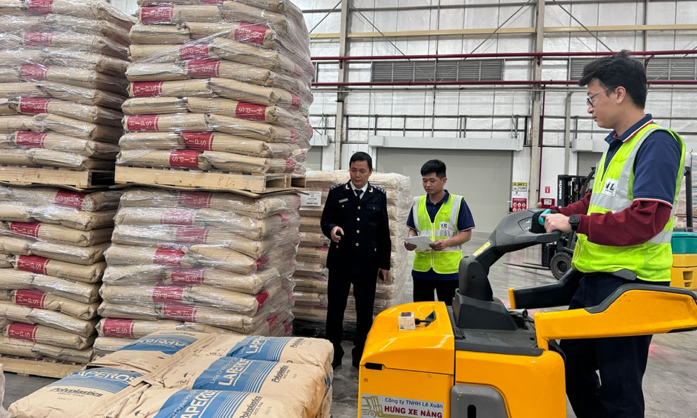 Cán bộ Chi cục hải quan khu vực V kiểm tra hàng hóa tại kho ngoại quan ICD Tiên Sơn.