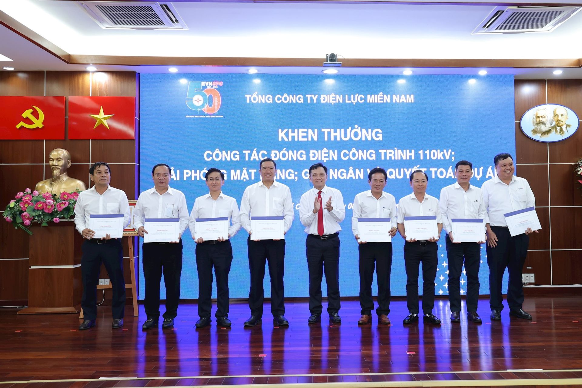 Tổng giám đốc EVNSPC Nguyễn Phước Đức khen thưởng các tập thể có thành tích xuất sắc trong công tác đóng điện các công trình 110kV Tổng giám đốc EVNSPC Nguyễn Phước Đức khen thưởng các tập thể có thành tích xuất sắc trong công tác đóng điện các công trình 110kV